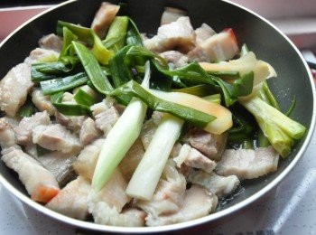 step7: 再將滾煮撈起的蔥、大蒜段與薑片放入鍋中一起炒後起鍋備用