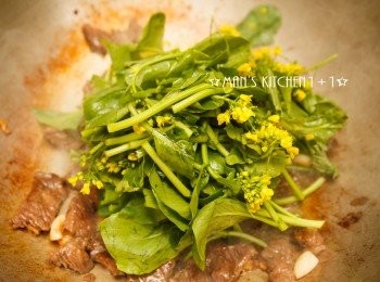 step3: 再來加入油菜花拌炒。