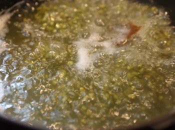 step5: 水滾加入已浸洗綠豆及臭草