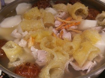 step5: 最後將所有材料放入煲同煲, 時間約個半小時。