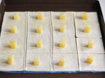 step3: 將芝士粒放於酥皮上