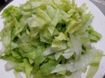 step3: 西生菜，清洗後切條或絲備用