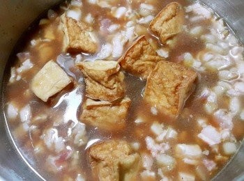 step4: 倒入所有調味料及適量水 放入電鍋中，外鍋1杯半的水 按下蒸煮鍵跳起即可。完成