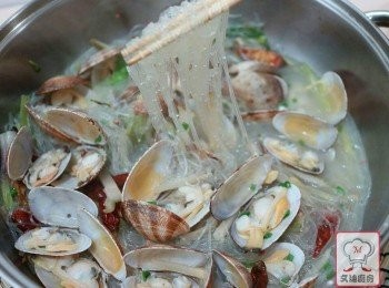 step8: 放入粉絲， 蓋上煲蓋再煮大約五分鐘