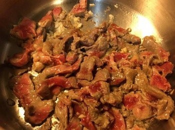 step3: 倒少許油落鑊爆香一半蒜蓉、紅蔥蓉，加入牛肉片以大火炒至七成熟，撈起備用