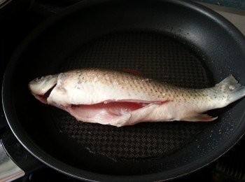 step2: 鯪魚用少許油煎香兩邊