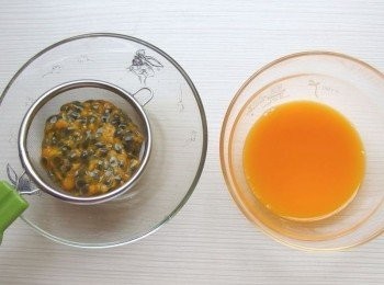 step4: 準備2-3顆的百香果,過濾出30g的原汁。