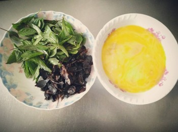 step1: 洗淨九層塔、剝黑蒜頭、剝黑蒜皮、切薑片、打蛋攪拌，備用 ;