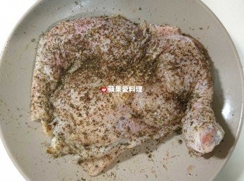 step1: 【先煎肉】雞腿肉兩面均灑上義大利香料、黑胡椒、白胡椒、紅椒粉和鹽，用手幫肉「馬殺雞」一下，放進冰箱冷藏醃1天。