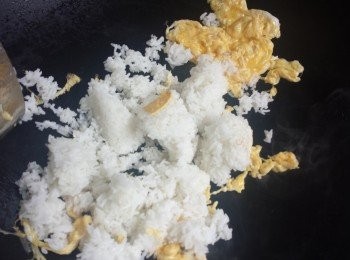 step1: 燒熱油鑊，下少許蛋炒散後，加入冷飯炒散。