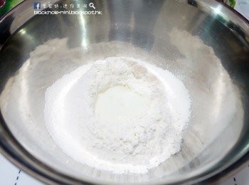 step1: 把過篩的中筋麵粉、砂糖與即發酵母放在大碗內，中間開一個洞，分兩次倒入牛奶，搓成表面光滑，然後用濕布覆蓋等待約30分鐘時間發酵。（天氣熱發酵會快一點，發脹至約2倍大小即可）