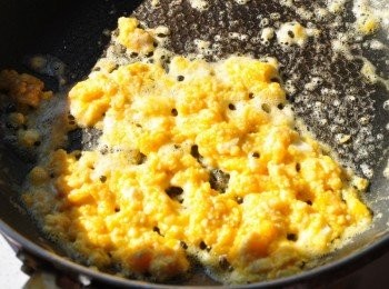 step4: 再備熱鍋，放入1中匙油加熱，放入碎鹹蛋黃煸至冒泡泡