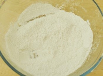 step2: 紅豆蓉可自製或用現成的，將紅豆蓉分成小份，搓圓備用