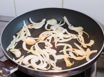 step2: 煮意粉的同時，以中火燒鐵鍋子，下少許油，油熱後下洋蔥炒約 3 分鐘至軟身。