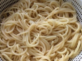 step3: 意粉跟包裝袋指示煮好, 將水份瀝乾 (不用過冷河)