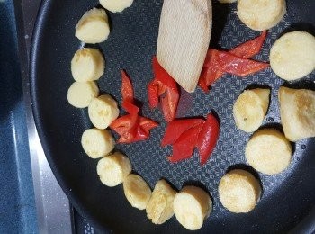 step5: 當豆腐煎香後,中間加入紅椒爆香