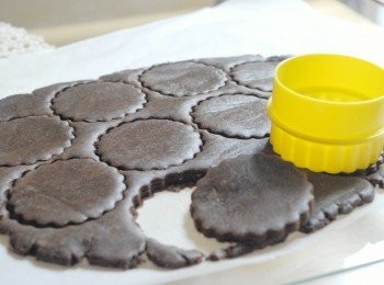 step5: 將餅乾放在鋪有烘焙紙的烤盤上，放入預熱170度焗爐，焗約8至10分鐘，餅乾中間硬，周邊仍是軟身的便可。把烤盤拿出，靜置五分鐘，然後才將餅乾放在涼架上待涼