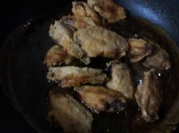 step7: 把雞翅加入 , 翻拌至雞翅完全沾上醬汁即可