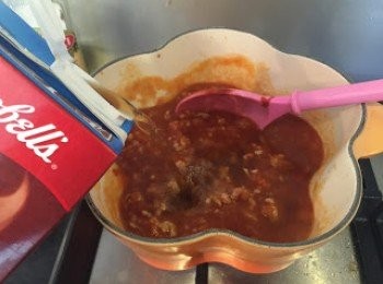 step4: 4. 倒入350ml 牛湯，煮滾後調味即可關火。