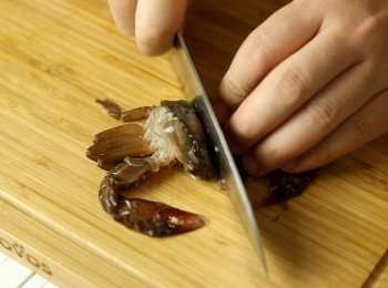 step6: 將軟殼蟹洗淨開邊，瀝乾水份，炸粉加冰水開粉漿。