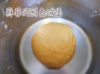 step5: 練臂力的又來了！搓揉約15～20分鐘成表面光滑有彈性的麵糰,蓋上濕布，第一次發酵約60~90分鐘。