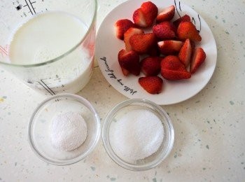 step1: 所有<span class="group_1">食材</span>備好草莓洗淨擦乾切對半 鮮奶與寒天粉的比例為100:1 例如本食譜鮮奶300克:寒天3克~~以此類推