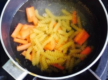 step1: 螺絲粉及甘荀條烚熟，瀝乾水份備用。