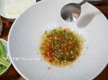 step3: 芹菜切段，番茄切半，香菜取梗切末，香菜切段，蒜頭切末，辣椒去籽切末，洋蔥切絲，檸檬壓汁後倒入碗裡，接著放入蒜末，冰糖，烏醋，香菜，辣椒，均勻攪拌，使冰糖融化後加上少許鹽巴