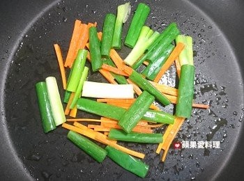 step4: 放入青葱拌炒。