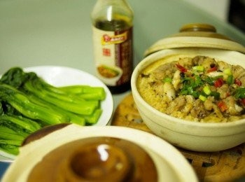 step6: 也可自製煲仔飯豉油： 水- 3湯匙， 糖-1湯匙，黑醬油-3湯匙，醬油-2湯匙。 用小火將所有材料煮沸即成！