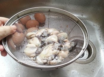 step2: 再加入生粉用水沖洗第二次至乾淨 , 瀝乾水份