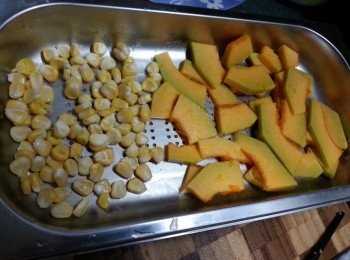 step1: 南瓜洗淨去皮切片,與粟米粒一起用大火蒸10分鐘待用(如用罐頭粟米粒,粟米粒不用蒸)(南瓜亦可以用薯仔代替,做法一樣)