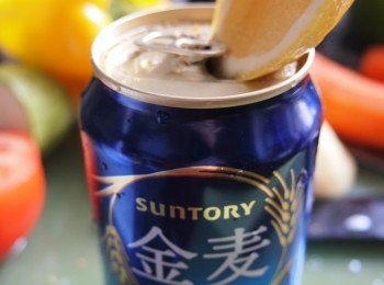 step2: 啤酒打開後倒一半出來(喝了或做其他食品亦可)，放進蒜頭、兩枝迷迭香，牛油塊、檸檬汁和檸檬皮屑(只要黃色部分)備用