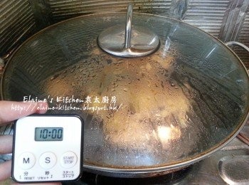 step2: 鑊中燒熱水 , 加入鳳爪及豆卜蓋上蓋用中火出水10分鐘