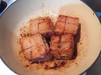 step4: 將綁好的豬肉擦乾水份後放進鍋內，煎至每面上色（一定要擦乾水份，若水份沒乾會爆很多油，要小心別燙到手）