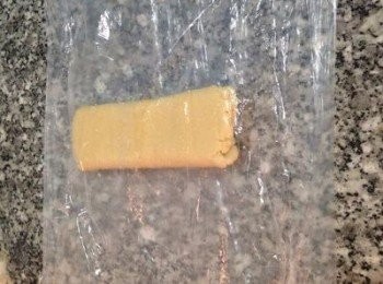 step4: 然後用保鮮膜包起來後，用手輕輕的壓成扁平厚片，然後放冷凍庫冰5分鐘，再拿出來鬆開保鮮模, 隔著保鮮膜用橄麵棍，慢慢壓桿（上下都放保鮮膜比較好操作),隨意桿成長方型後, 折三折再用保鮮膜包起來放回冷凍庫3分鐘.