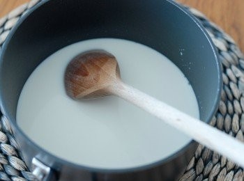 step1: 椰漿層做法：將椰漿和牛奶放入煲內，用中火煮熱，然後加入糖，煮至糖溶