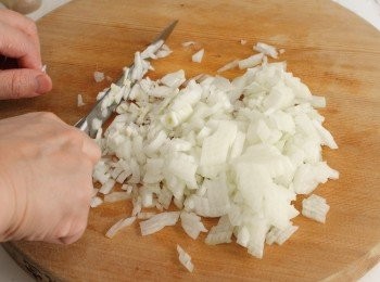 step1: 切洋蔥、大蒜與生薑 →洋蔥去芯後剝皮，大蒜與生薑用刀腹拍碎。各切碎（如果是新鮮的生薑可以不用去皮〉。