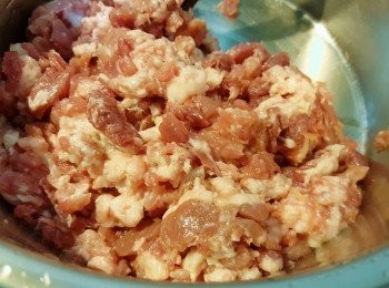 step2: 豬肉我是在市場買的，所以會請攤販幫我絞好，水餃皮也是市場買現成的比較方便。