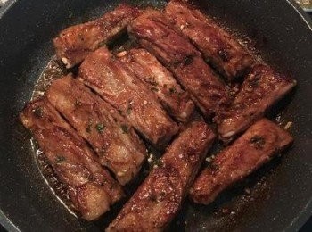 step4: 中火煎到上色後翻面再續煎。