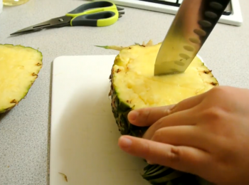 step1: 先將菠蘿切半, 再在菠蘿肉畫一個大圈, 再在中間切三下, 再用湯匙將菠蘿肉取出
