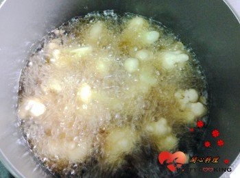 step5: 放入高溫油鍋中用大火炸至表面酥脆撈出