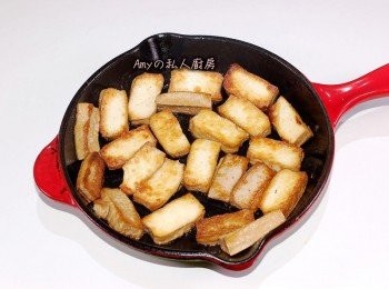 step3: 翻炒五花肉的同時,另外準備一個平底鍋將豆干煎成焦香