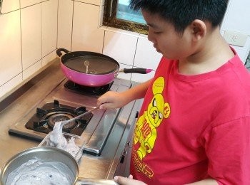 step4: 取一模型趁熱將步驟三倒入模型中待涼放入冰箱冷藏即