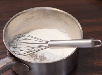 step5: <span class="group_2">酸忌廉檸檬內餡</span>砂糖﹑鹽及粟粉放進鍋內用手動打蛋器攪勻打散粉粒（未開火）
