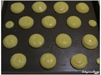 step7: 要將麵糊上方輕理之外，整個擠好的麵糊也都要噴水 就是為了使表面軟化，在進烤箱預熱之後，麵糊可以順利的膨脹