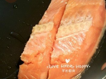 step2: 大火燒熱油鑊, 先煎香魚皮位置約煎2分鐘至金黃色