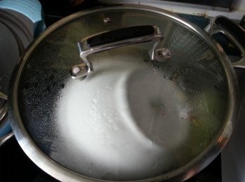 step4: 再用大碗壓實隻雞,水滾計先煮10分鐘,熄火後不要開蓋,待雞浸1個半小時將雞浸熟(如用筷子插入雞脾中,插出沒有血水流出即代表雞已經熟)