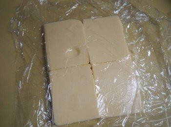 step4: 將包裹用嘅牛油平均切成4片,放軟後用手指輕輕可按下為最佳狀態