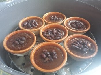 step4: 在糕上放上適量紅豆作裝飾，再蒸十五分鐘。